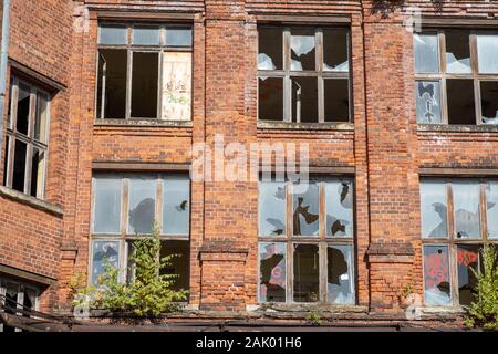 Eine alte verurteilt Haus mit kaputten Fenstern Stockfoto