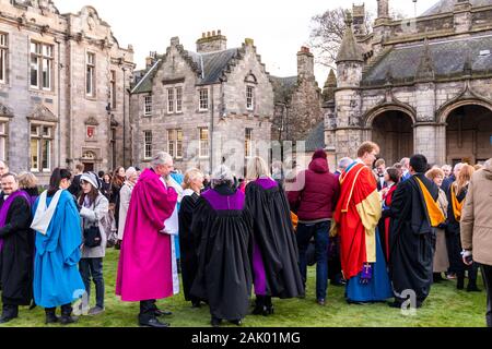 Prozession nach dem Dezember 2019 Abschlussfeier der St Andrews University, die in der St. Salvators Viereck (sallies Quad), St Andrews Stockfoto