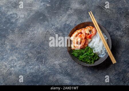 Shirataki Nudeln, Garnelen und Algen chuka Schüssel. Gesunde Low Carbs, wenig Kalorien lanch Stockfoto