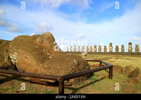 Lügen Moai Ruine mit den Ikonischen 15 Moai Statuen im Hintergrund, Ahu Tongariki zeremoniellen Plattform auf der Osterinsel, Chile Stockfoto