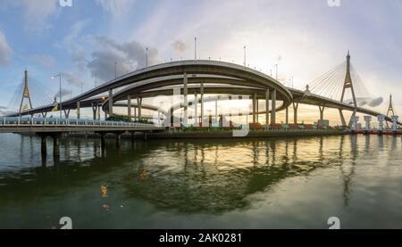 Bhumibol Brücke, Chao Phraya River Bridge. Stockfoto