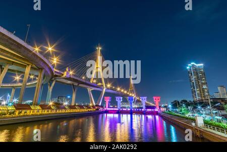 Bhumibol Brücke, Chao Phraya River Bridge. Schalten Sie die Leuchten in vielen Farben in der Nacht. Stockfoto