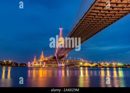 Bhumibol Brücke, Chao Phraya River Bridge. Schalten Sie die Leuchten in vielen Farben in der Nacht. Stockfoto