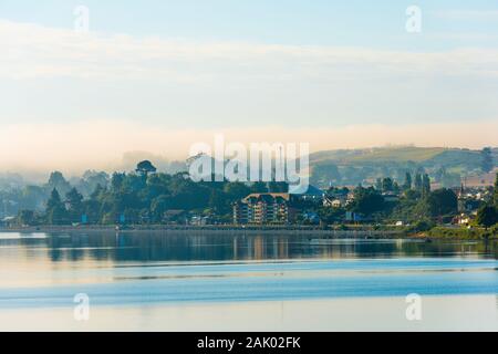 Morgennebel über Puerto Varas am Ufer des See Llanquihue, X Region de Los Lagos, Chile Stockfoto