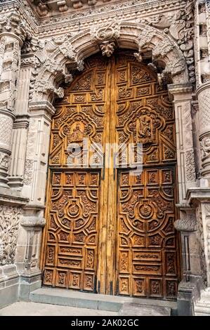 San Luis Potosi, Mexiko - 20. Oktober 2006: Detailansicht Der aufwendig geschnitzten Haustüren zu Tempel Del Carmen in San Juis Potosi. Stockfoto