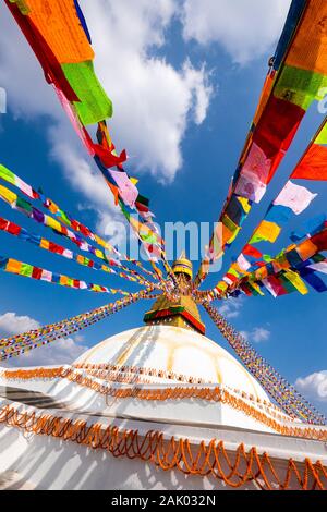 Gebetsfahnen vor blauem Himmel bei Bodnath/Boudhanath buddhistische Stupa, Kathamandu, Nepal Stockfoto