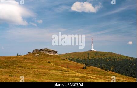 Felsen auf dem Hügel (Peters Steine), im Hintergrund Praded Gipfel (Aussichtsturm), Jeseniky Landschaftsschutzgebiet Stockfoto