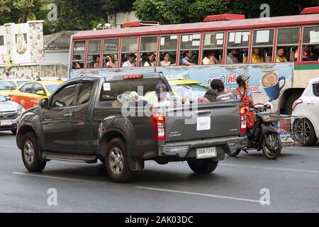 Verkehr im Stadtzentrum. Menschen in alten Bus und in der Rückseite der Pickup Truck sitzen. Stockfoto