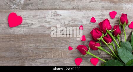 Valentinstag Grusskarten Hintergrund. Rosen und rosa Herz auf alte Tabelle Stockfoto