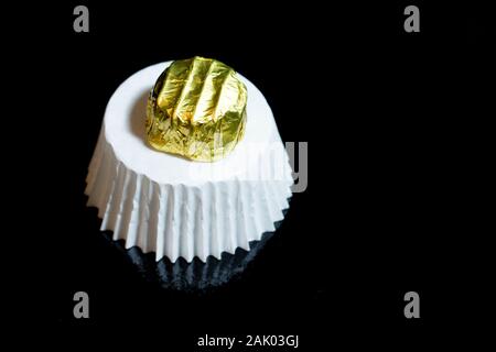 Verschiedene süße Süßwaren mit Schokolade, Bonbons und Pralinen. Handgemachte Pralinen. Realistische Schokolade, köstliche Dessert Muster. Stockfoto
