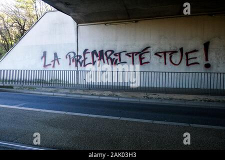 Prekarität tötet, politische Graffiti, Bron, Zentral-ost-Frankreich Stockfoto