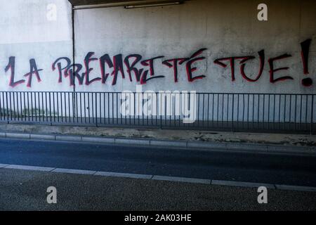 Prekarität tötet, politische Graffiti, Bron, Zentral-ost-Frankreich Stockfoto