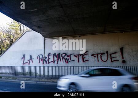 Prekarität tötet, politische Graffiti, Bron, Zentral-ost-Frankreich Stockfoto