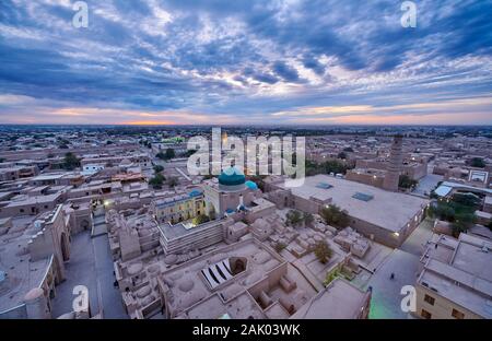 Luftaufnahme vom Minarett der Islam-Khodja madrassa auf Itchan-Kala nach Sonnenuntergang, Chiwa, Usbekistan, in Zentralasien Stockfoto