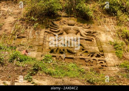 Eine antike Skulptur der hinduistischen Göttin Durga geschnitzt auf der steilen Wand um das Dorf von Chabimura in Andhra Pradesh, Indien. Stockfoto