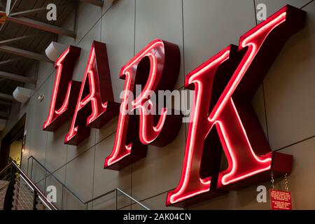 Das LARK-Neonschild über der Treppe im Studebaker National Museum in South Bend, Indiana, USA. Stockfoto