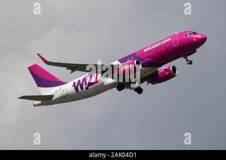 Budapest/Ungarn - 15. Mai 2018: Wizz Air A320 HA-LWV-passagiermaschine Abfahrt und nehmen Sie am Flughafen Budapest Stockfoto