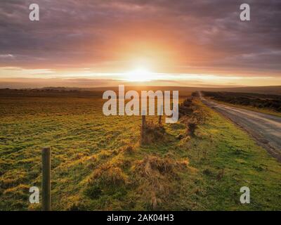 Schönen Sonnenuntergang die Wolken über Danby Moor, North York Moors National Park Stockfoto