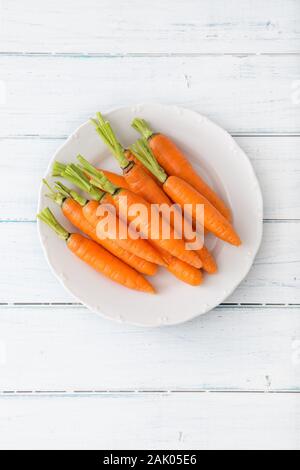 Frische Karotte auf weißen Teller Tisch- Sicht Stockfoto