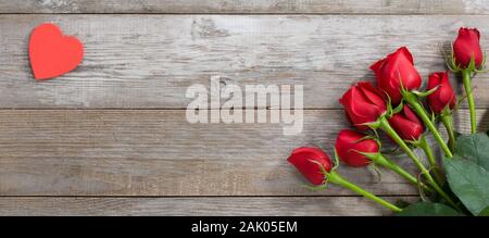 Valentinstag Grusskarten Hintergrund. Rosen und rosa Herz auf alte Tabelle Stockfoto