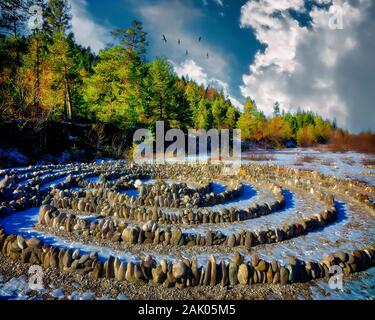 DE - BAYERN: Steinkreise am Ufer der Isar bei Wegscheid bei Lenggries Stockfoto