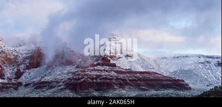 Schöne Winterlandschaft von Sedona Landschaft im Schnee mit dem Morgennebel erhebt sich aus dem roten Felsen. Stockfoto