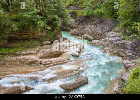 Wild blau gefärbten Wasser Strom in einer Schlucht in den Alpen Stockfoto