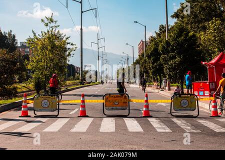 Ersten Sonntag im Ciclovía im Jahr, Bogotans Radfahren und andere Sportarten auf den Straßen der Stadt, die für diese Aktivität geschlossen werden Stockfoto