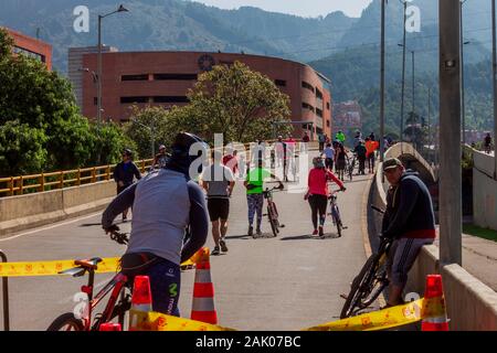 Ersten Sonntag im Ciclovía im Jahr, Bogotans Radfahren und andere Sportarten auf den Straßen der Stadt, die für diese Aktivität geschlossen werden Stockfoto