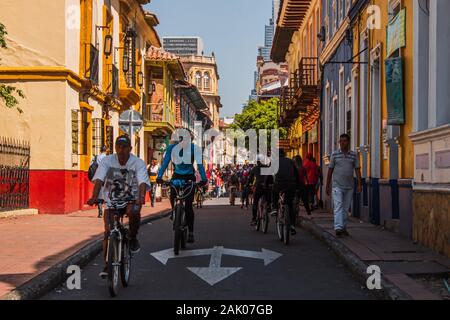 Ersten Sonntag im Ciclovía im Jahr, Bogotans Radfahren und andere Sportarten auf den Straßen der Stadt, die für diese Aktivität geschlossen werden Stockfoto