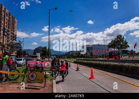 Ersten Sonntag im Ciclovía im Jahr, Bogotans Radfahren und andere Sportarten auf den Straßen der Stadt, die für diese Aktivität geschlossen werden Stockfoto