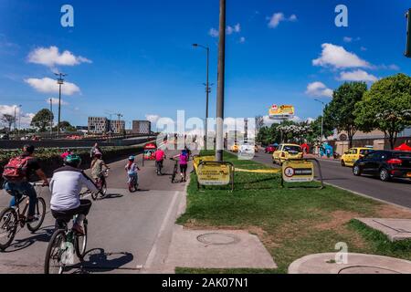 Ersten Sonntag im Ciclovía im Jahr, Bogotans Radfahren und andere Sportarten auf den Straßen der Stadt, die für diese Aktivität geschlossen werden Stockfoto