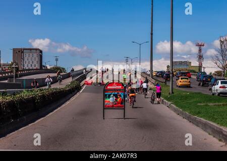 Ersten Sonntag im Ciclovía im Jahr, Bogotans Radfahren und andere Sportarten auf den Straßen der Stadt, die für diese Aktivität geschlossen werden Stockfoto