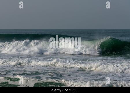 Wellen des Atlantiks auf Nazare North Beach, Portugal. Stockfoto