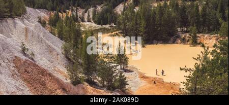 Menschen im Wasser und am Strand in einer wasserüberfluteten Sandgrube, wo früher Sand abgebaut wurde, Sommertag, Lom sec, Tschechische republik Stockfoto