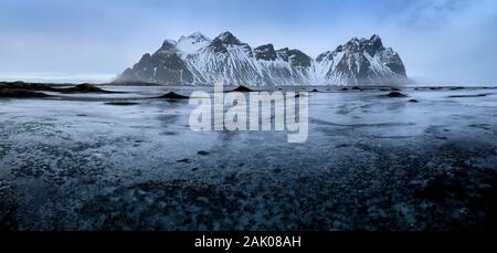 Seltsame Eis und sand Mustern auf den Sanddünen am Strand in Richtung der Vestrahorn Stoksnes Berge, Höfn, Island suchen. Stockfoto