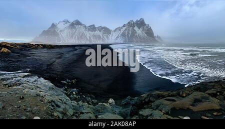 Seltsame Eis und sand Mustern auf den Sanddünen am Strand in Richtung der Vestrahorn Stoksnes Berge, Höfn, Island suchen. Stockfoto