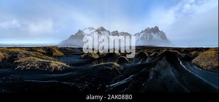 Seltsame Eis und sand Mustern auf den Sanddünen am Strand in Richtung der Vestrahorn Stoksnes Berge, Höfn, Island suchen. Stockfoto