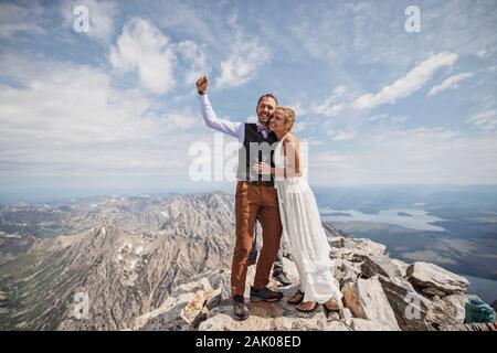 Frisch vermählte Braut und Bräutigam feiern nach der Hochzeit auf dem Berg Stockfoto