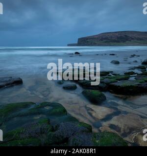 An der Küste Felsen an Rackwick Bay, Hoy, Orkney, Schottland Stockfoto