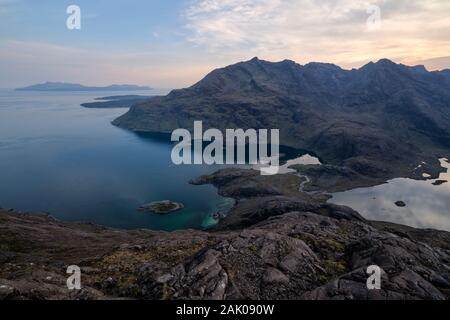 Blick über den Loch Coruisk und Black Cuillin Mountains von Gipfeltreffen der Sgurr Na Stri, Isle of Skye, Schottland Stockfoto