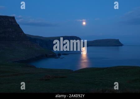 Mondaufgang über Waterstein head und Moonen Bay, Neist Point, Isle of Skye, Schottland Stockfoto