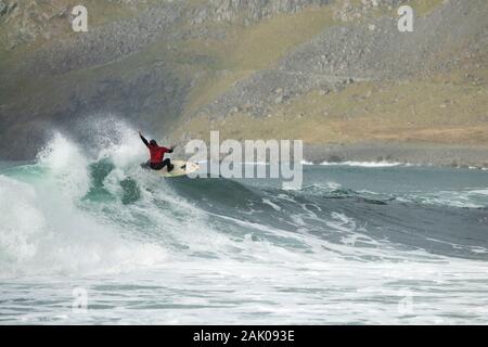 Surfer im Jahr 2018 Lofoten Meister surf Wettbewerb, Unstad, Lofoten, Norwegen Stockfoto