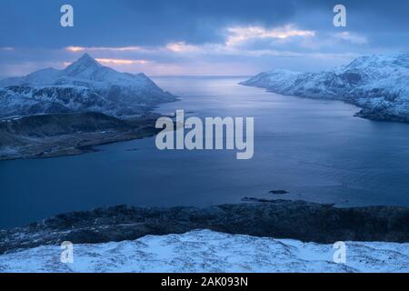 Winter Blick über und Nappstraumen vom Gipfel des Offersøykammen, Lofoten, Norwegen Stockfoto