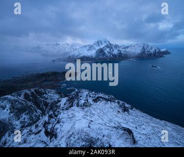 Winter Blick über und Nappstraumen vom Gipfel des Offersøykammen, Lofoten, Norwegen Stockfoto