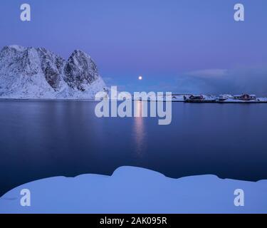 Winter Mondaufgang in Pastelltönen twilight über Hamnøy, Moskenesøy, Lofoten, Norwegen Stockfoto