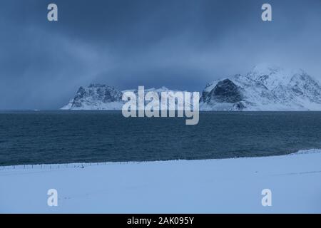 Winter Blick über und Nappstraumen in Richtung Berge von Vestvågøy, Lofoten, Norwegen Stockfoto