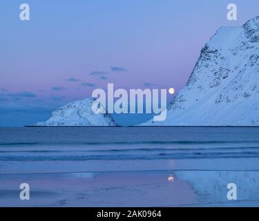 Vollmond über Vik Strand im Winter Dämmerung, Vestvågøy, Lofoten, Norwegen Stockfoto