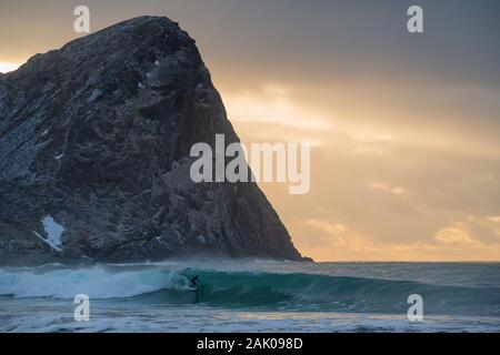 In barrel Unstad Strand Surfer, Vestvågøy, Lofoten, Norwegen Stockfoto