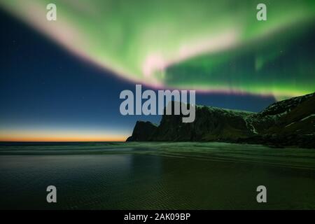 Nordlicht - Aurora Borealis füllen Himmel über kvalvika Strand und die umliegenden Berge, Lofotodden Nationalpark, Moskenesøy, Lofoten ist Stockfoto